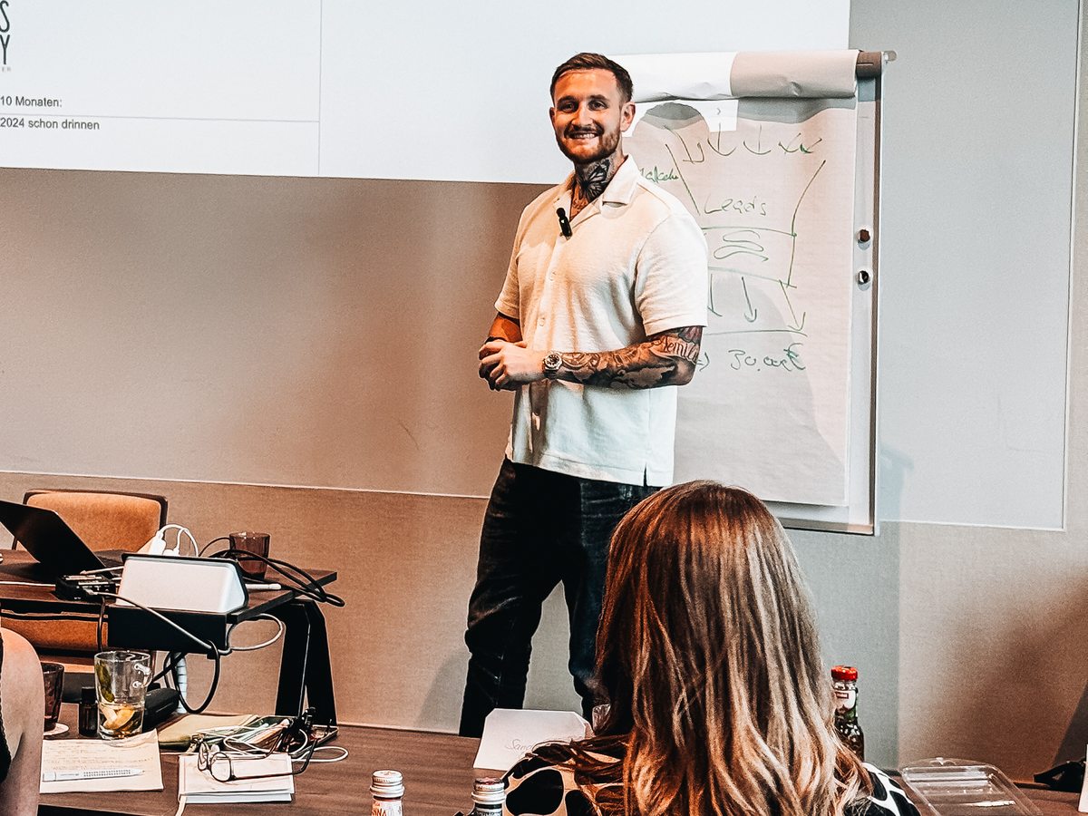 Dennis Ühlein bei einer Strategie-Session mit Kunden
